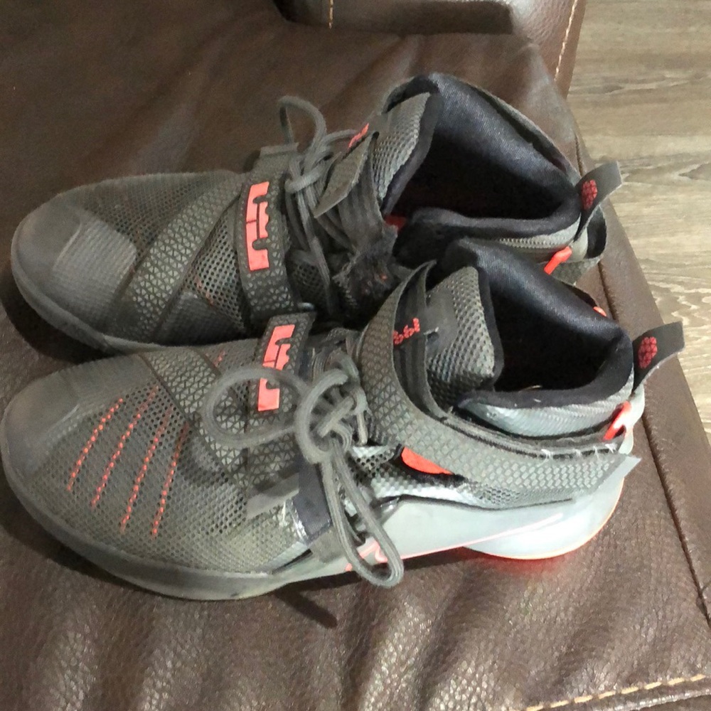 Boys size 6y Lebron shoes
